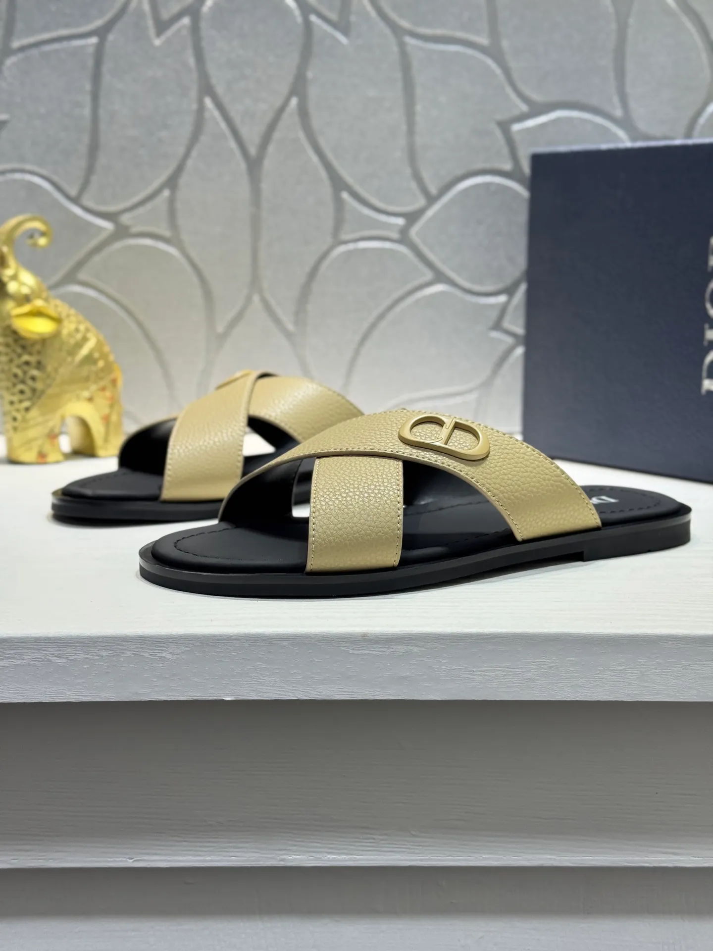 Men's men's shoes 💰320 [New style] 🦇🦇𝐂𝐡𝐫𝐢𝐬𝐭𝐢𝐚𝐧 𝐃𝐢𝐨𝐫 Dior slippers - the latest hot sandals, classic sandals, original replicas, super durable and versatile, cowhide leather with hardware accessories, very comfortable on the feet Look slim and white. Original molded outsole size: 38-44 (.45. Customized